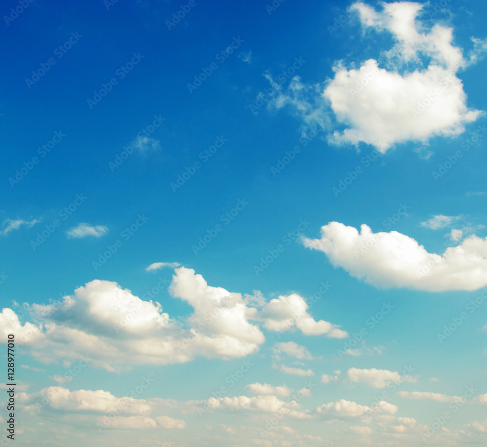 Obraz premium White clouds in blue sky