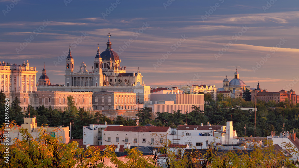 Fototapeta premium Madrid. Panoramic image of Madrid skyline with Santa Maria la Real de La Almudena Cathedral and the Royal Palace during sunset.