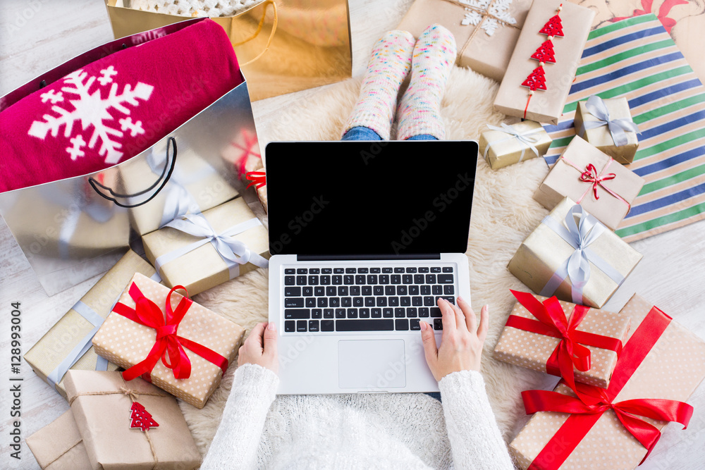 Fototapeta premium Woman shopping online with laptop