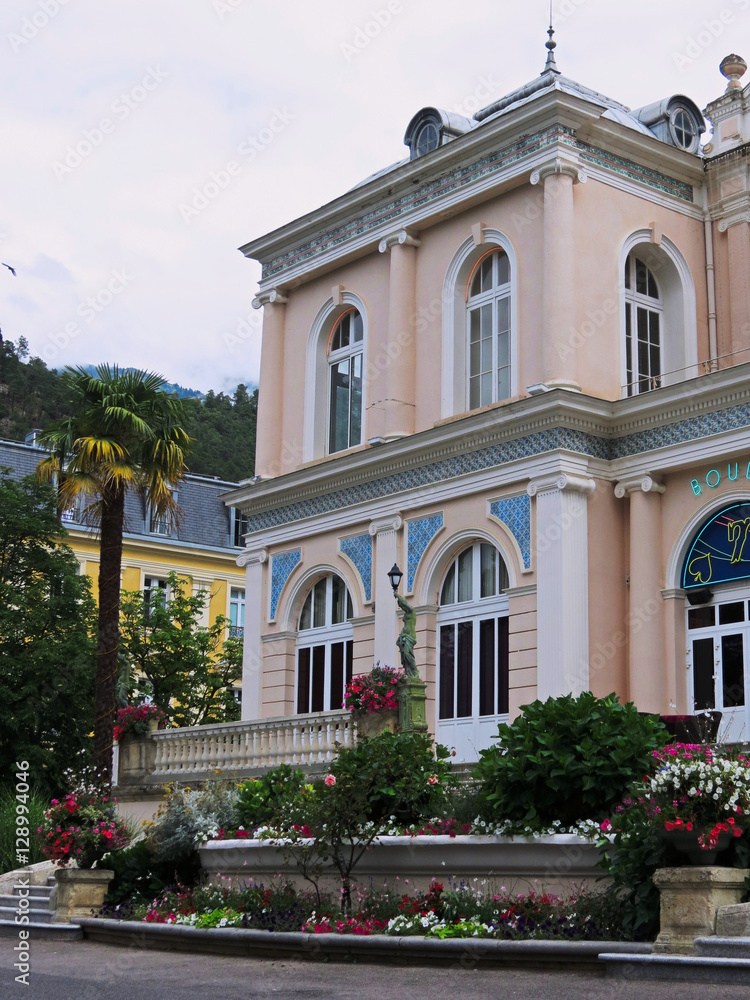 Pyrénées-orientales - Vernet-les-Bains - Fleurs devant un bâtiment de la belle époque