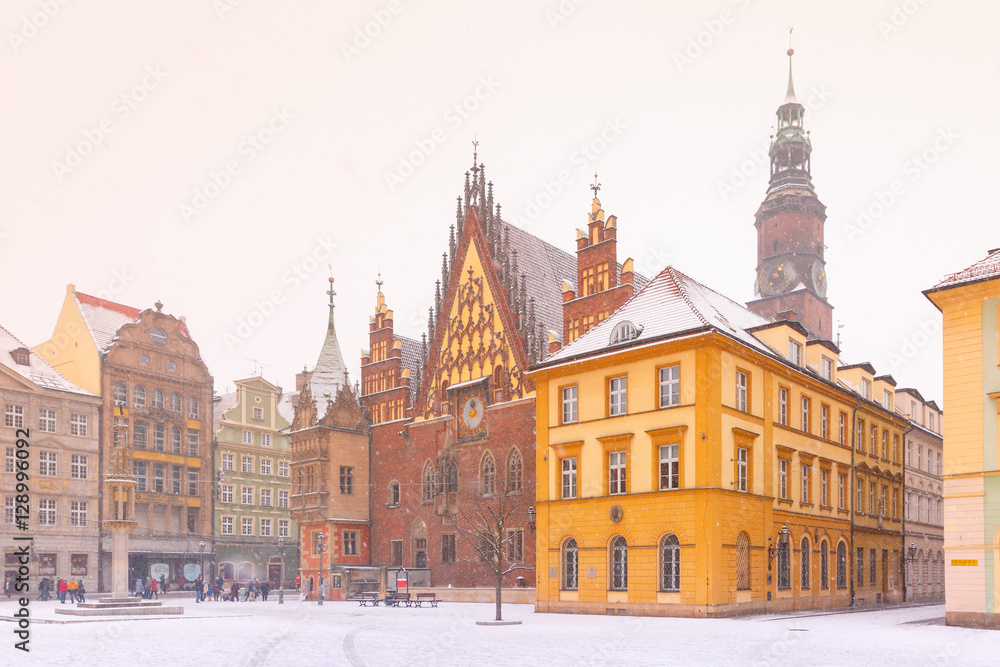 Naklejka premium City hall and colorful houses on Market Square in the winter sunny morning in Wroclaw, Poland