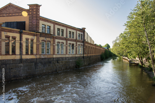 Industriestadt Köping in Schweden Fluss mit Fabrik