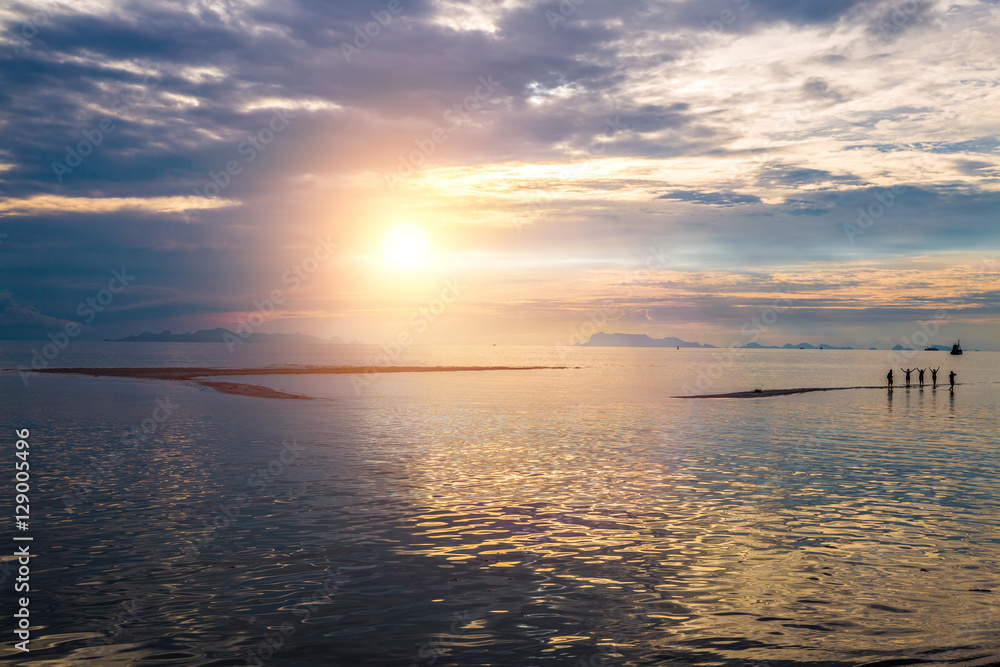 Fototapeta premium THAILAND, Jule - 12, 2014. People are standing in the sea at sunset in Koh Samui