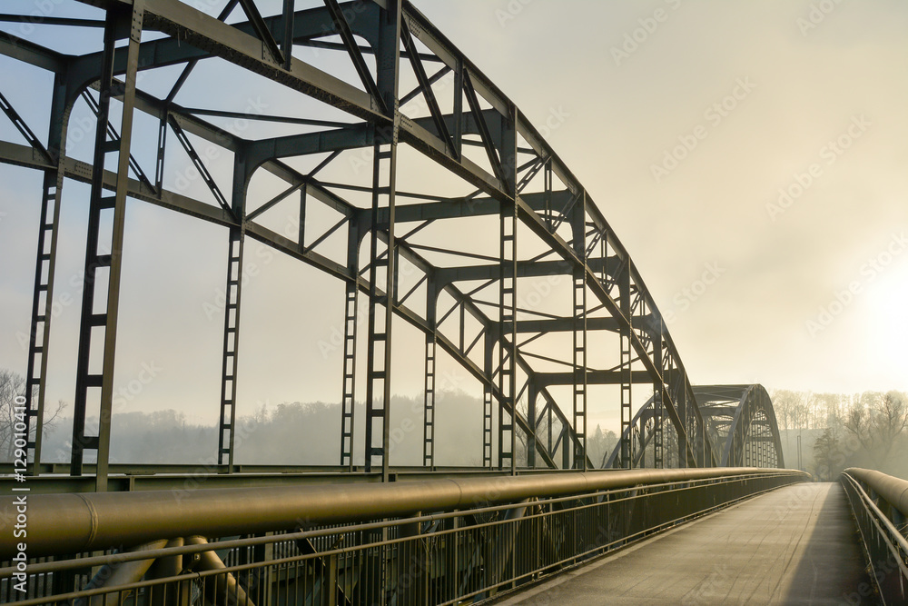 Brücke im Nebel Strasse 