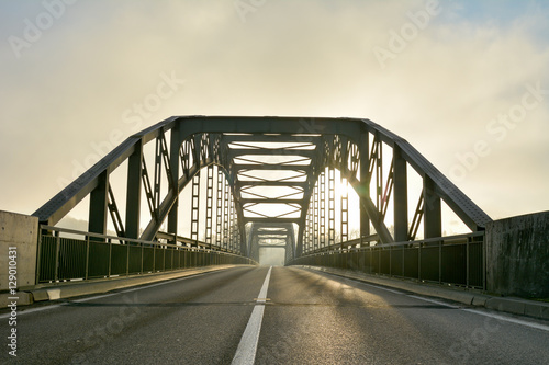 Fototapeta Naklejka Na Ścianę i Meble -  Brücke im Nebel Strasse 