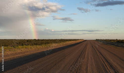 Argentina, 17/11/2010: un arcobaleno su una strada sterrata al tramonto nel paesaggio della Patagonia del Nord nella Penisola Valdes