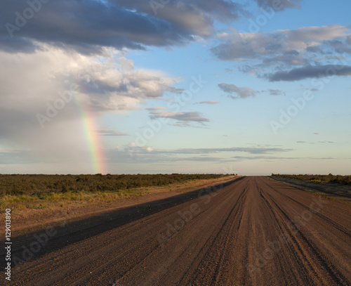 Argentina, 17/11/2010: un arcobaleno su una strada sterrata al tramonto nel paesaggio della Patagonia del Nord nella Penisola Valdes, la riserva naturale sulla costa atlantica 