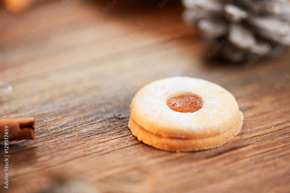 Naklejka premium Single christmas cookie on a brown wooden table