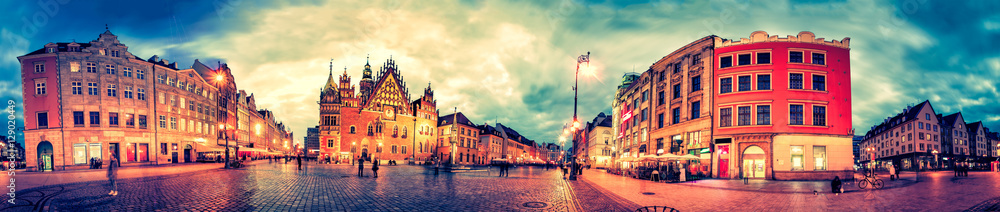 Fototapeta Wrocławski rynek z ratuszem podczas zachodu słońca wieczorem, Polska, Europa. Panoramiczny montaż z 27 zdjęć HDR z efektami obróbki końcowej
