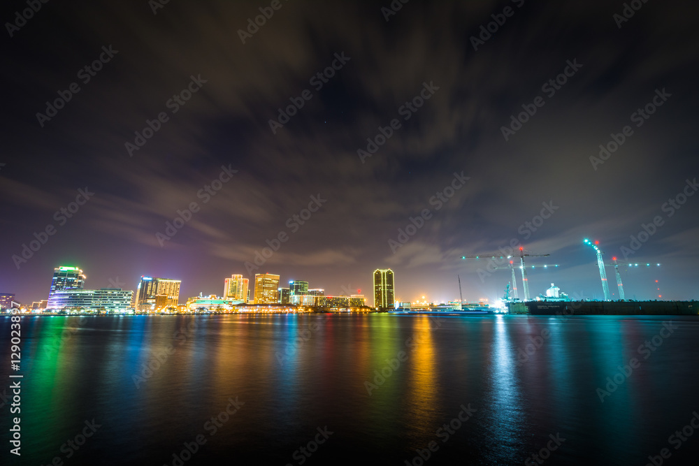 Obraz premium The skyline of Norfolk at night, seen from the waterfront in Por