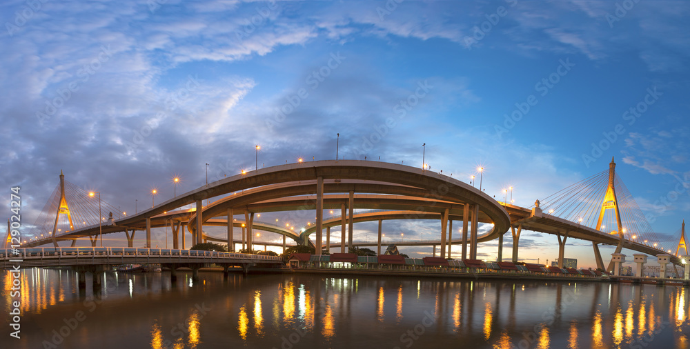 Obraz premium Bhumibol Bridge Panorama
