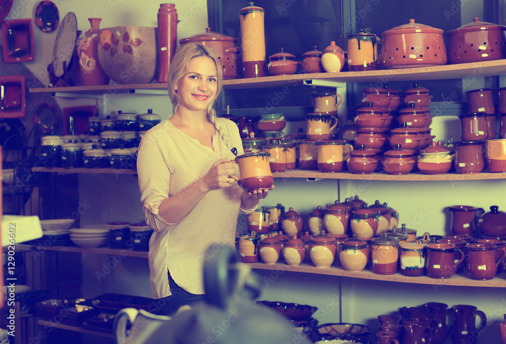 Obraz premium Woman choosing ceramic utensil