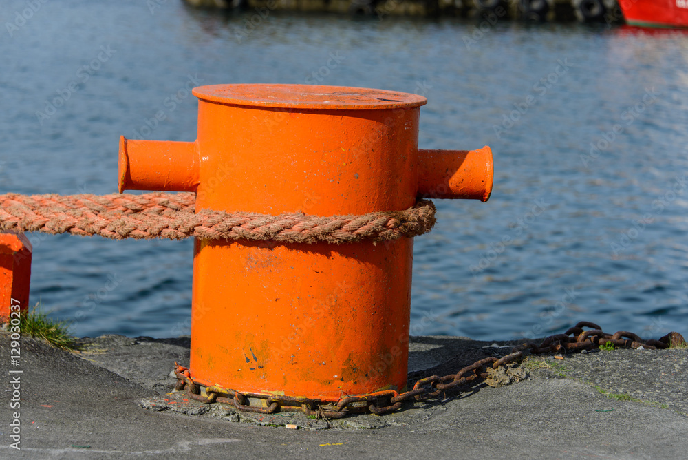 Naklejka premium Bollard with mooring rope