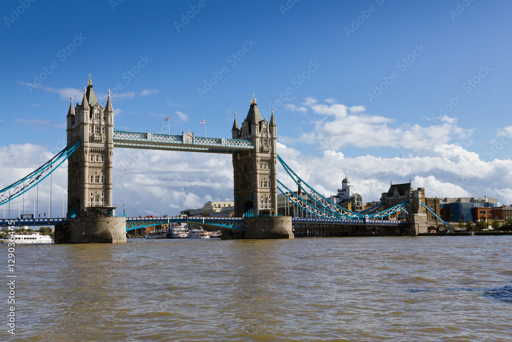 Obraz premium Tower Bridge under a blue sky