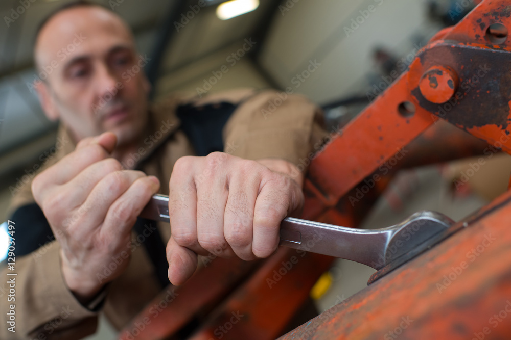 Obraz premium mechanic man using a wrench