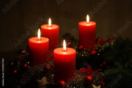 4. Advent - Adventskranz mit 4 roten Kerzen