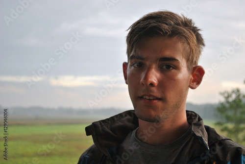 Obraz na płótnie Portret młodego mężczyzny w salonie
