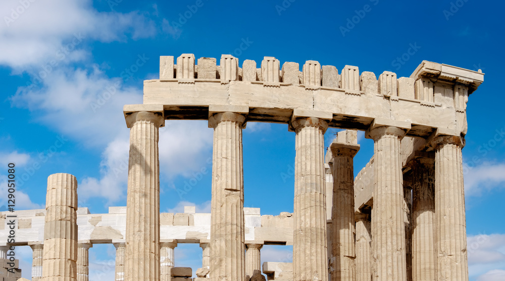Fototapeta premium Top part of of the Parthenon in the Acropolis in Athens