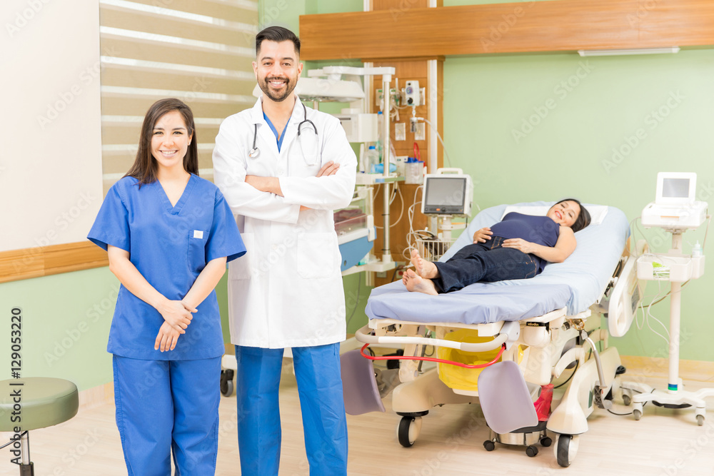 Fototapeta premium Doctor and nurse with a pregnant patient