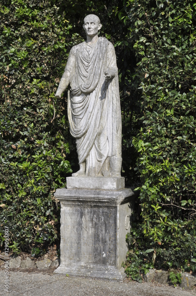 statue statue