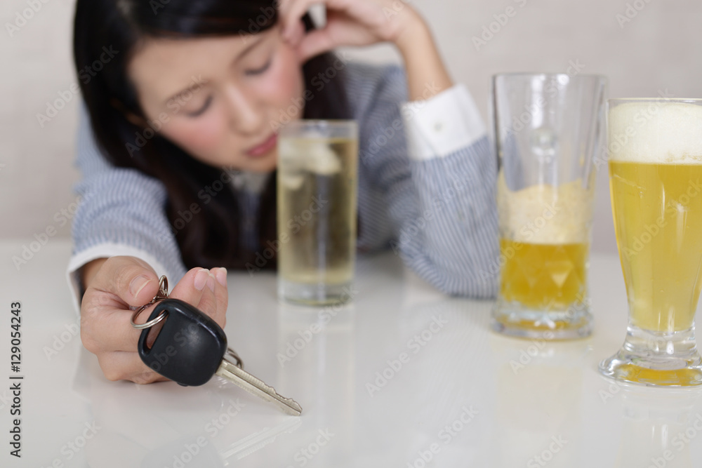 お酒を飲みすぎた女性 お酒を飲みすぎた女性