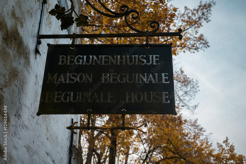 Fototapeta premium Pointer to Ten Wijngaerde (Bruges Béguinage), Belgium