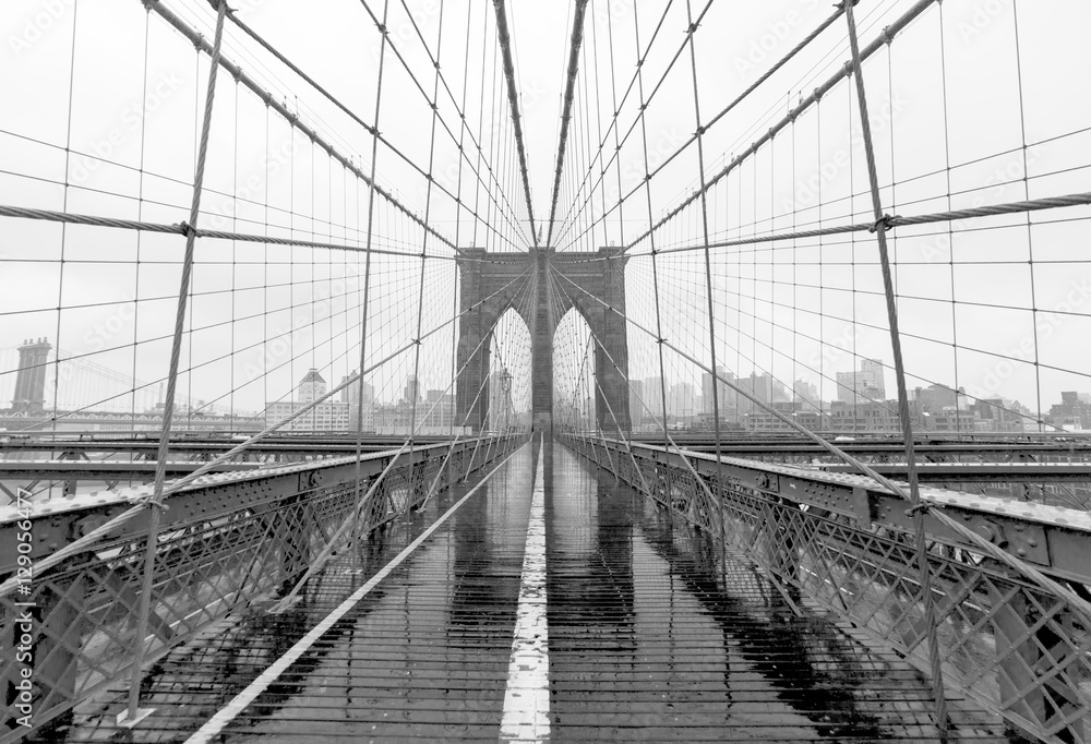Fototapeta premium Brooklyn Bridge w burzowy deszczowy dzień. W czerni i bieli.