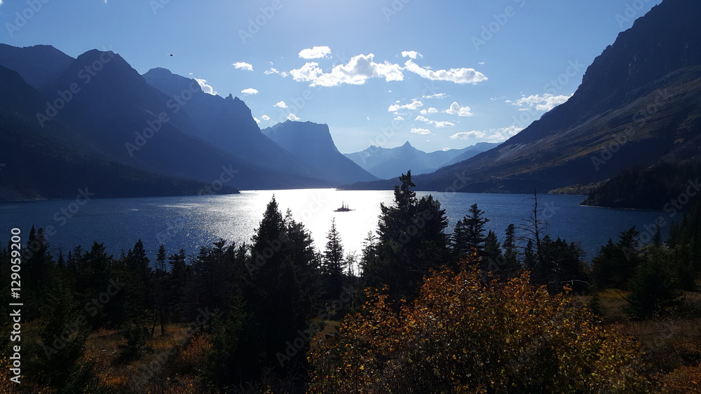 The amazing St. Mary Lake and Wild Goose Island before sunset on a beautiful autumn day.