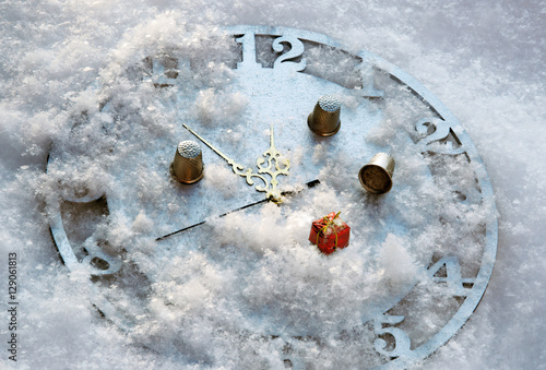 The game in a thimble on the clock in the snow before the New Ye