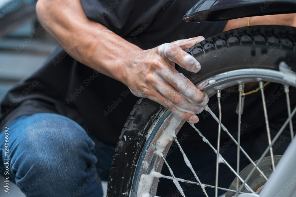 Obraz premium washing a motorcycle wheel. 