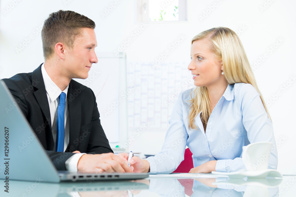 Fototapeta premium freundliches vorstellungsgespräch