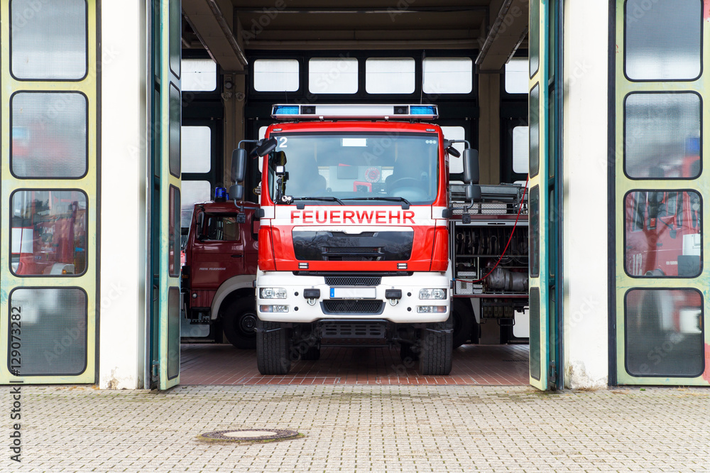 Fototapeta premium Wóz strażacki w otwartej hali samochodowej na dworcu głównym