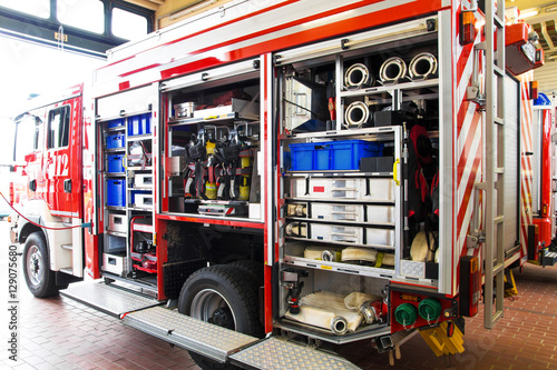 Feuerwehrausrüstung im Feuerwehrauto bei geöffneter Fahrzeughalle auf der Hauptwache