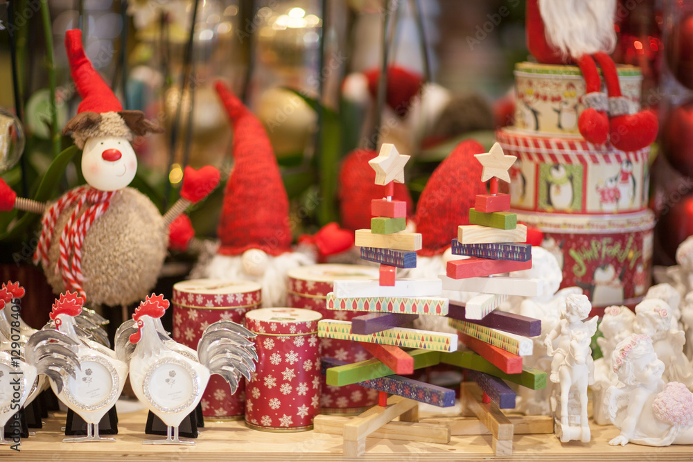 Fototapeta premium set and a collection of Christmas toys and decorations put up a shelf