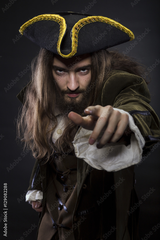 Fototapeta premium portret brodatego i włochatego pirata wskazującego na widza, płytkie DOF