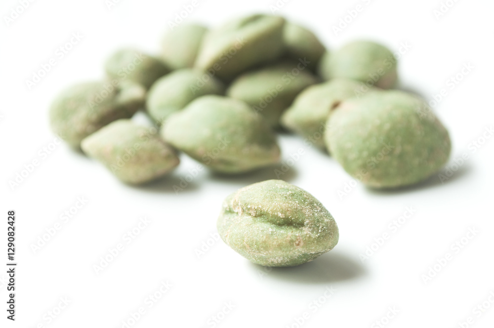 cacahuètes au wasabi sur fond blanc cacahuètes au wasabi sur fond blanc