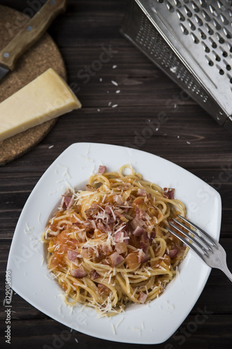 spaghetti with tomato, bacon and cheese