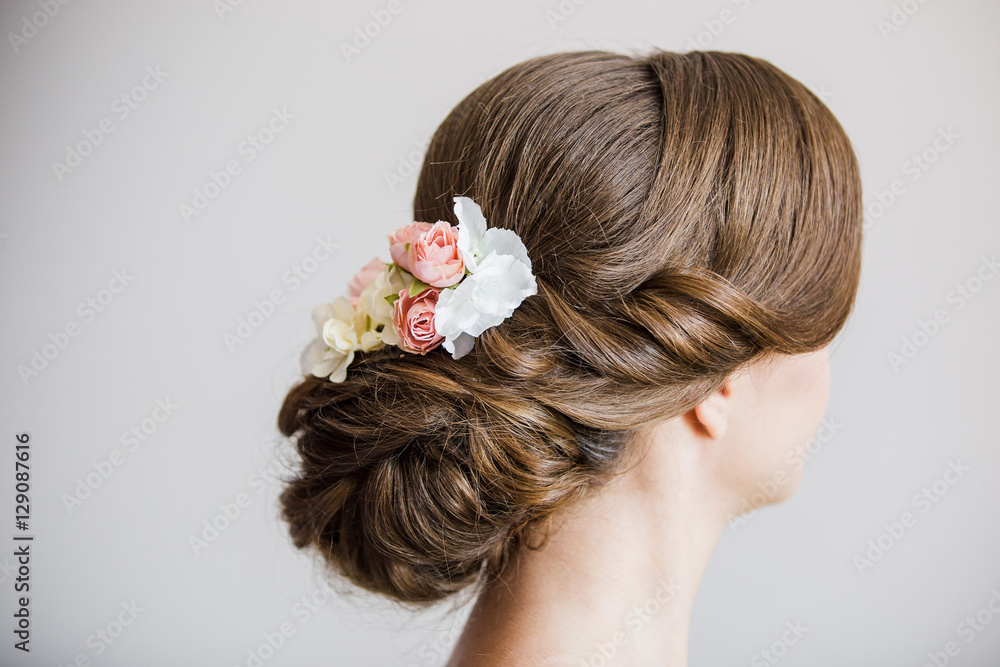 Naklejka premium female flowers hairstyle