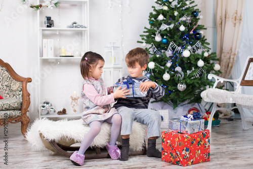 Tableau sur toile Bambini che litigano per il regalo di natale