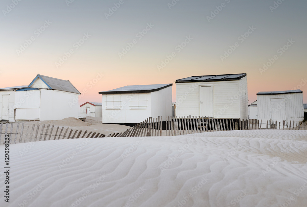 cabine de plage à l'aube cabine de plage à l'aube