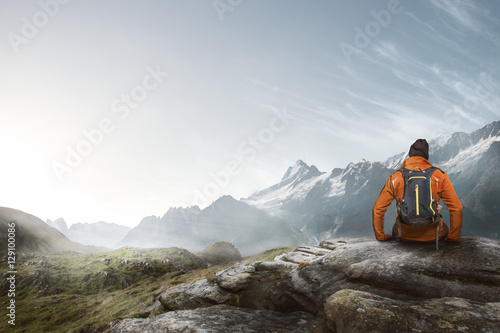 Wanderer sitzt auf einem Felsen