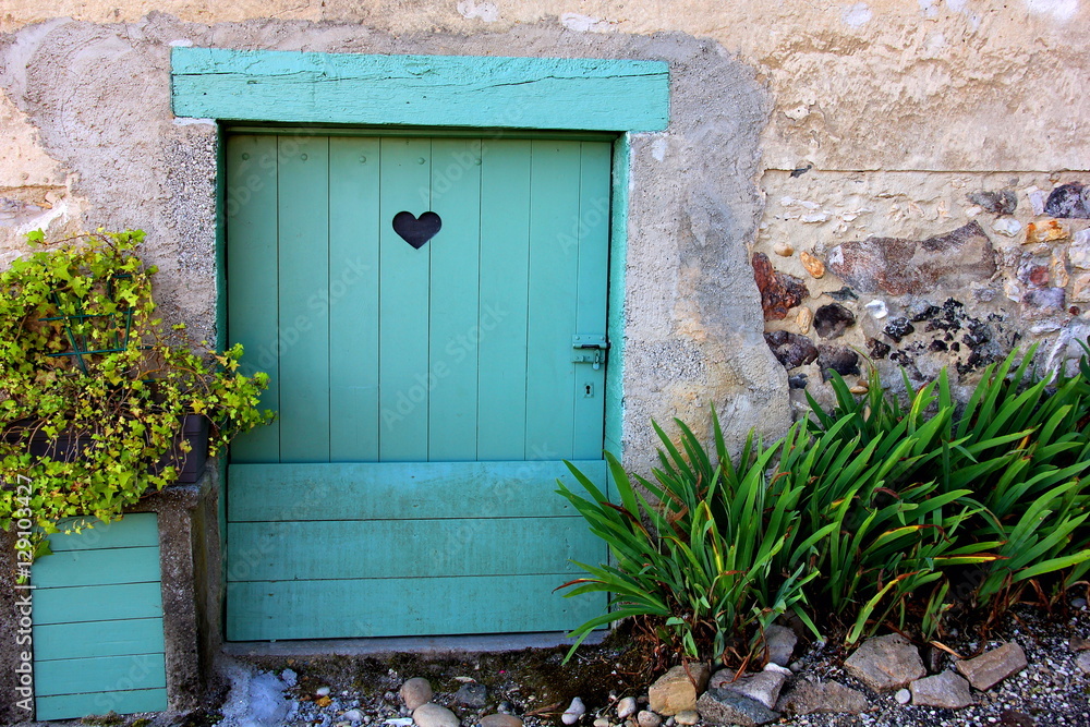 Fototapeta premium Blue wooden door with a heart