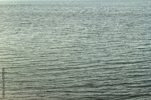 Ostsee mit leichten Wellen am Abend