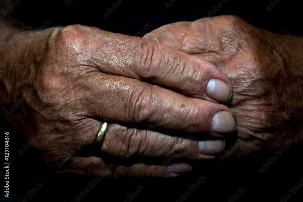 Fototapeta premium Hand Großvater Ring Gold