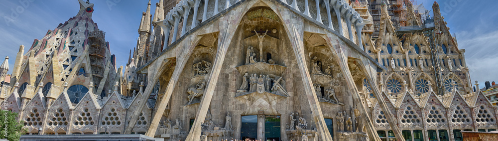 Naklejka premium Szczegółowy widok panoramiczny na dolną część Sagrada Familia w Barcelonie, Hiszpania