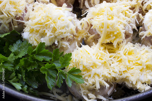 mushrums with cheese and parsley