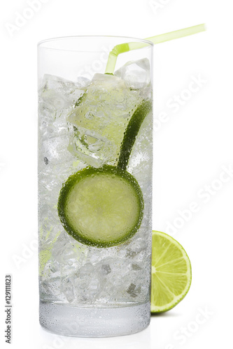 Obraz na płótnie Fresh cold water drink with Lime on white background w salonie