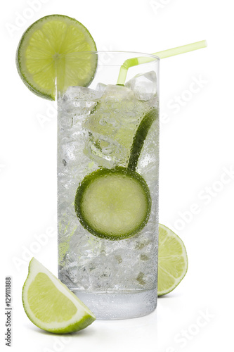 Obraz na płótnie Fresh cold water drink with Lime on white background w salonie