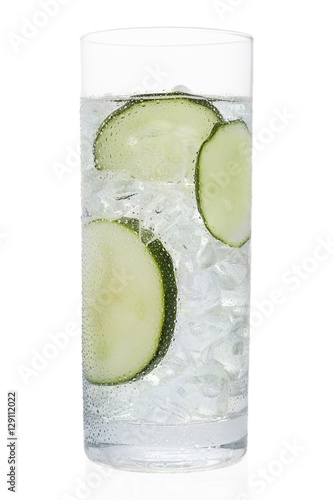 Obraz na płótnie Fresh cold water drink with Cucumber on white background w salonie