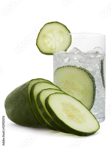 Obraz na płótnie Fresh cold water drink with Cucumber on white background w salonie